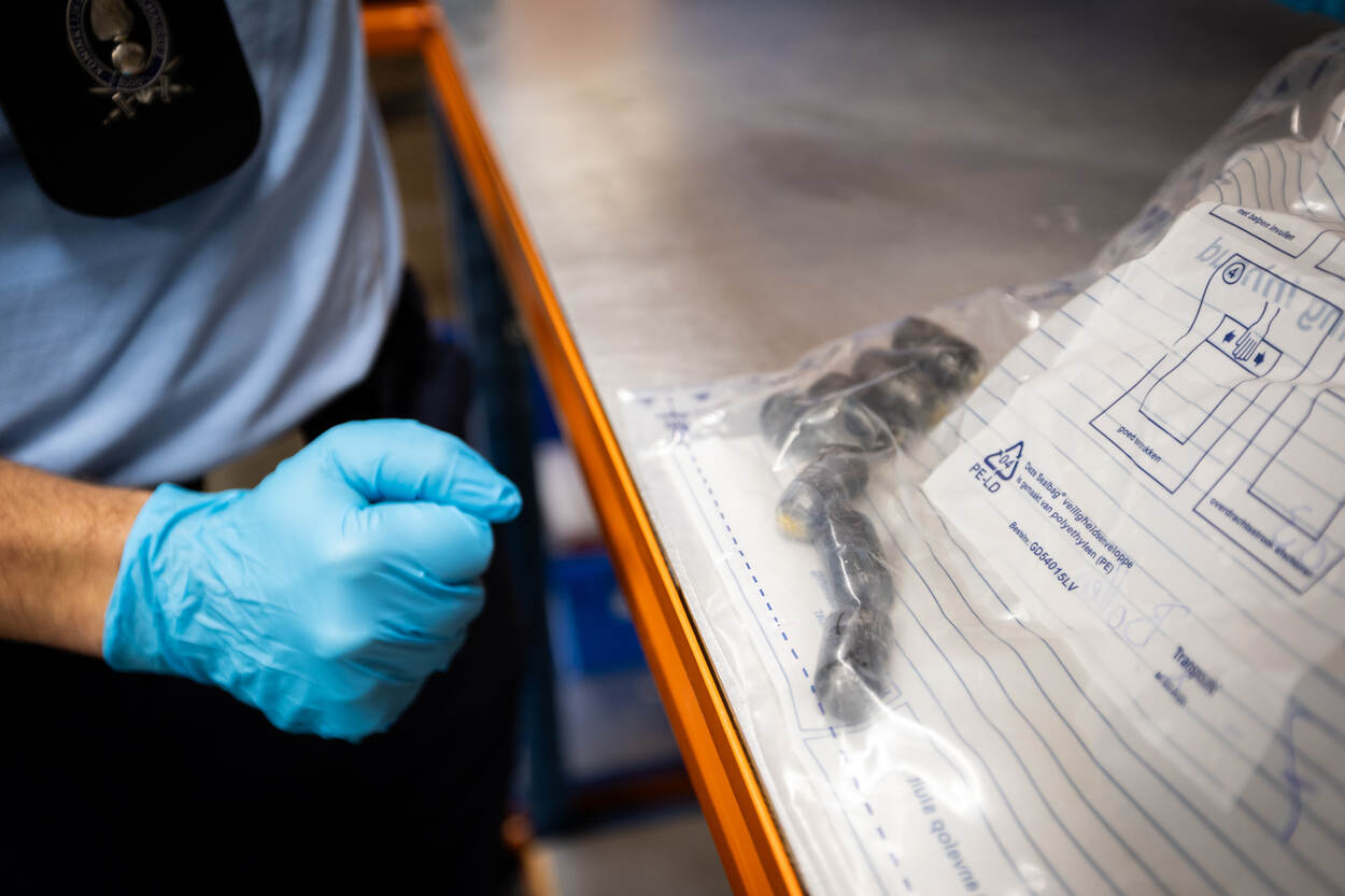 Bolletjes drugs in een plastic zak