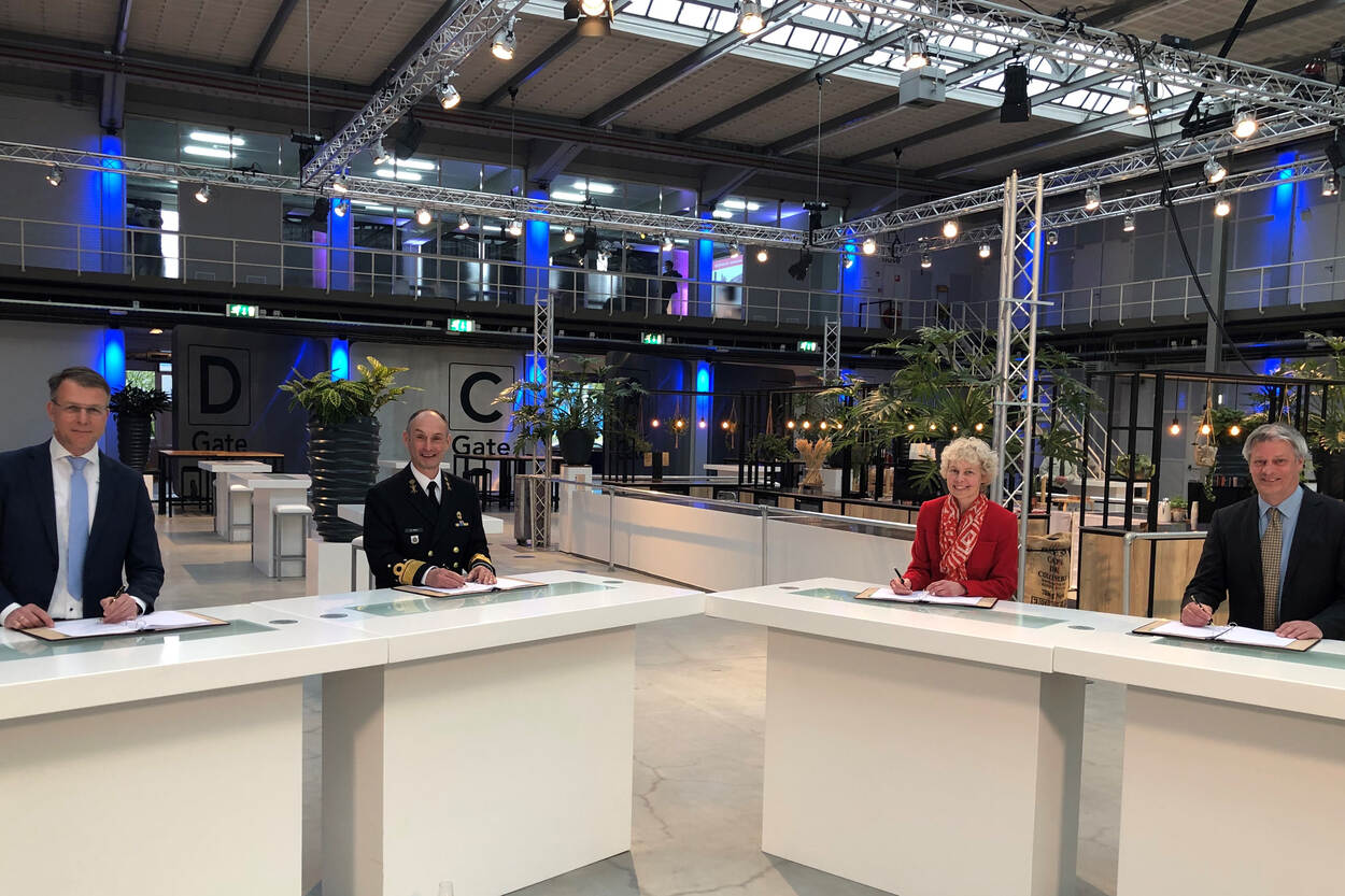 Op het jaarlijkse Innovation in Defence Digital 2X event in april tekenden de Defensie Materieel Organisatie (DMO) en de kennisinstituten TNO, Koninklijke NLR en MARIN een overeenkomst voor langdurige en intensieve samenwerking.