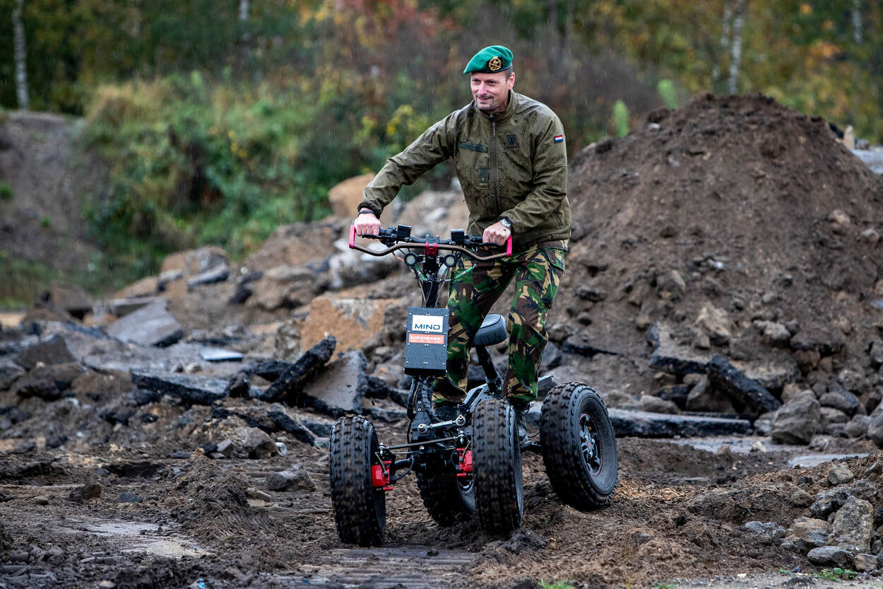 Majoor van het KCT op een e-quad.
