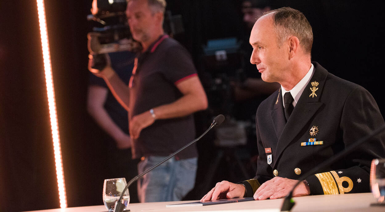 Directeur DMO aan tafel bij DMO-livestream Defensienota