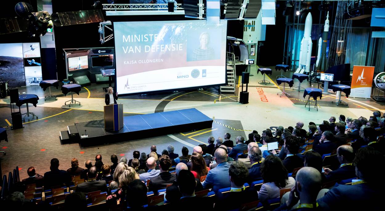 Overzichtsfoto van de Minister van Defensie en het publiek tijdens het Space-Cafe