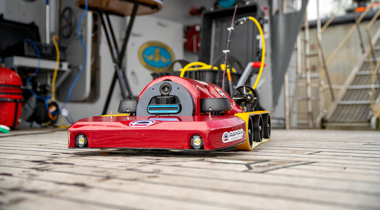 De onderwaterrobot van voren gezien.