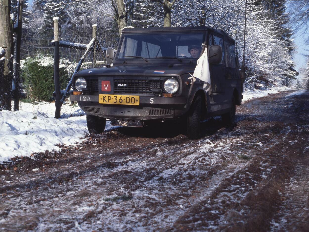 DAF 66 YA van 12 Afdeling Veldartillerie tijdens de winter van 1975 met witte vlak, rode V op de grill en kenteken KP-36-00.