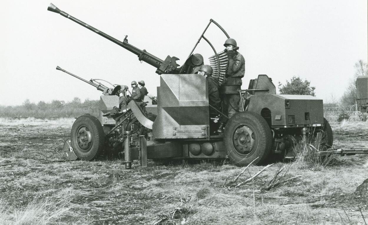Synchroon wijzen de lopen van twee Bofors 40mmL70 luchtdoelkanonnen de lucht in.