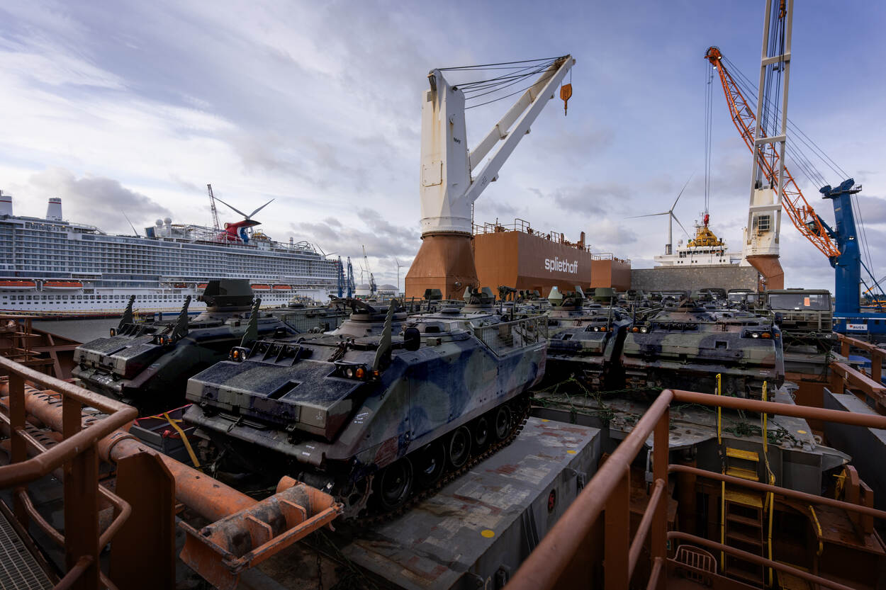 Pantserwagens aan dek van een transportschip.