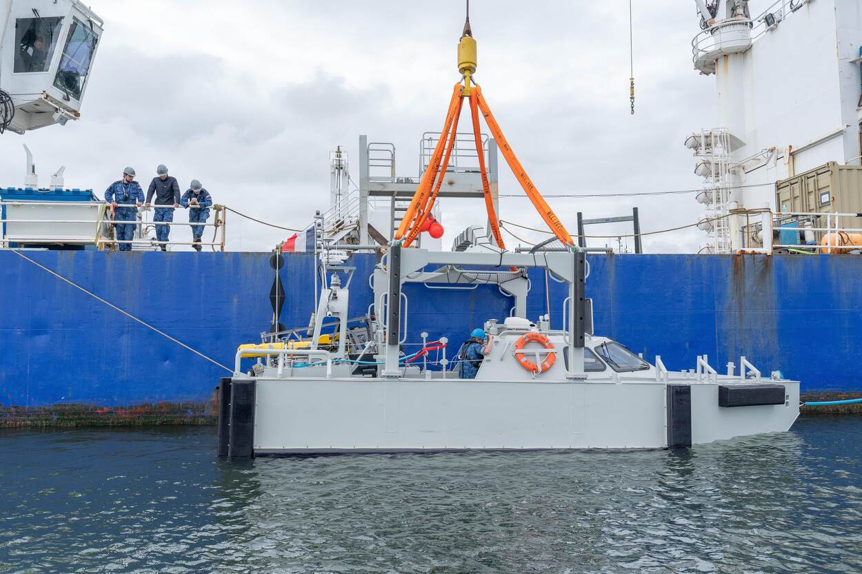 Drijvend dok met USV90 voor de Geosea.