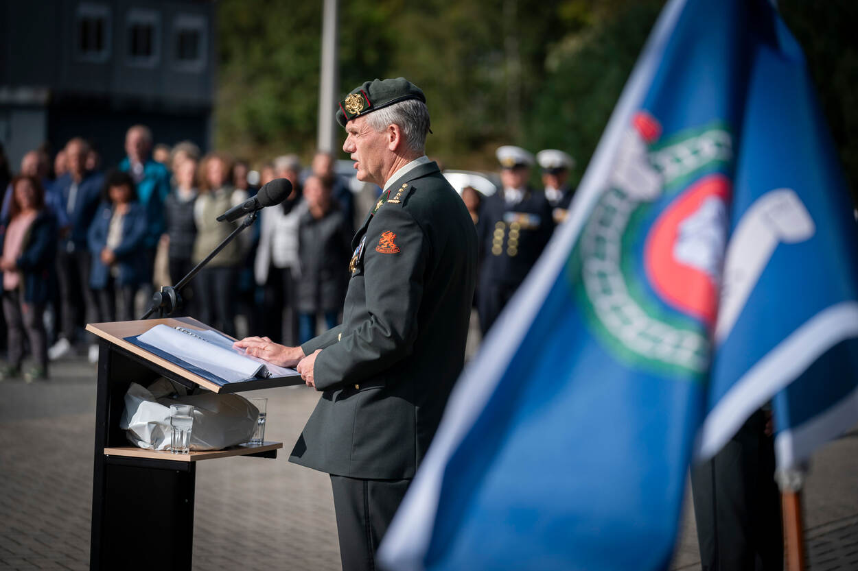 Nieuwe commandant KPU-bedrijf kolonel Jan Vonk houdt een toespraak achter een katheder.