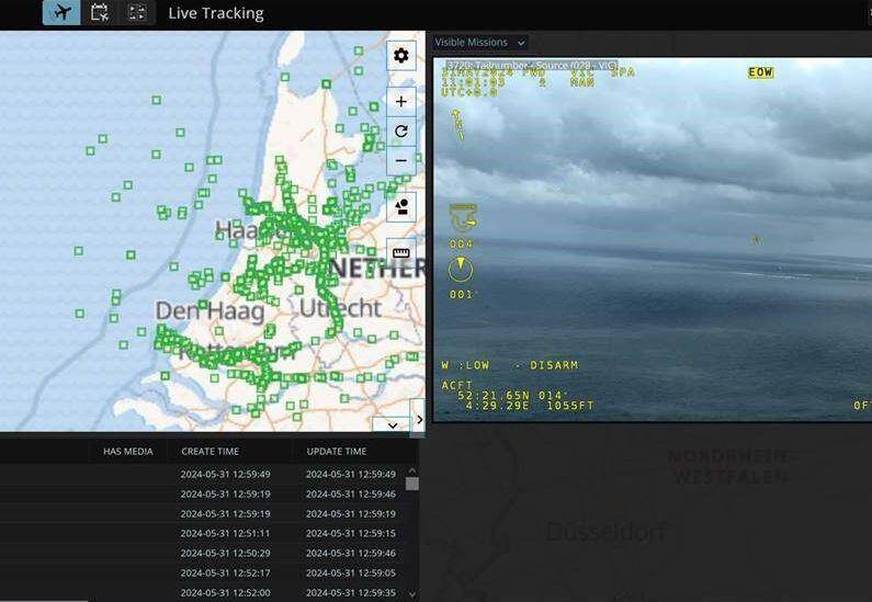 Split beeld van scheepsbewegingen en videobeeld van de Noordzee.