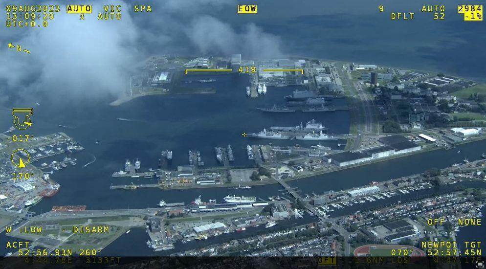 Videobeeld van de haven met allerlei data.