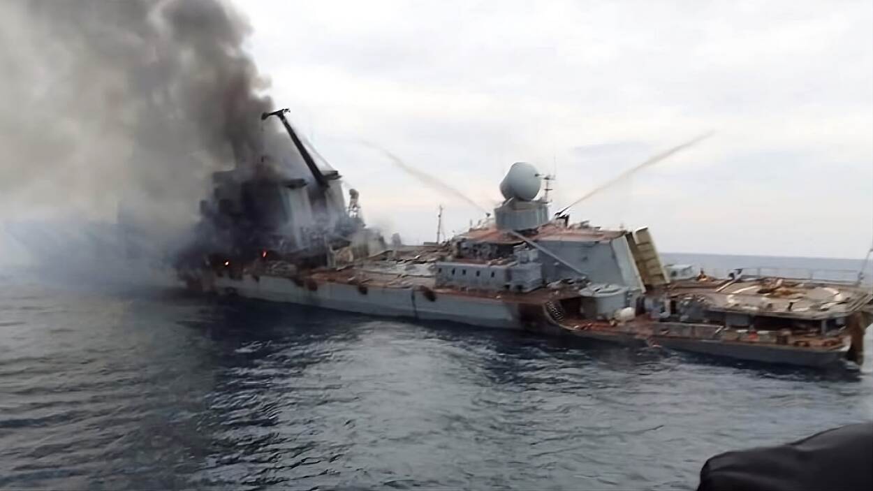 Het Russische vlaggenschip Moskva staat in brand en dreigt te zinken.