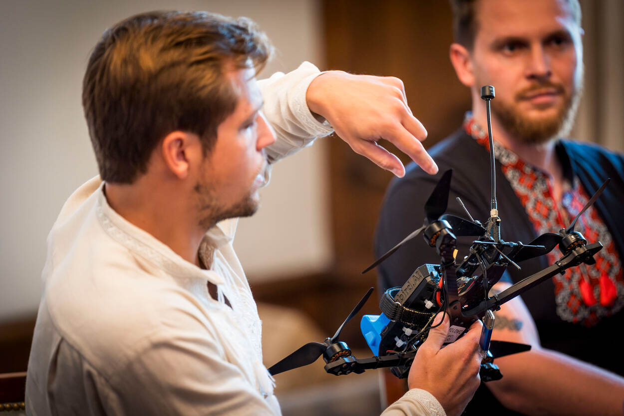 Oekraïense veteraan laat drone zien.