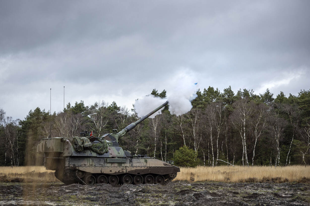 Een Pantserhouwitser vuurt, de granaat verlaat net de schietbuis.