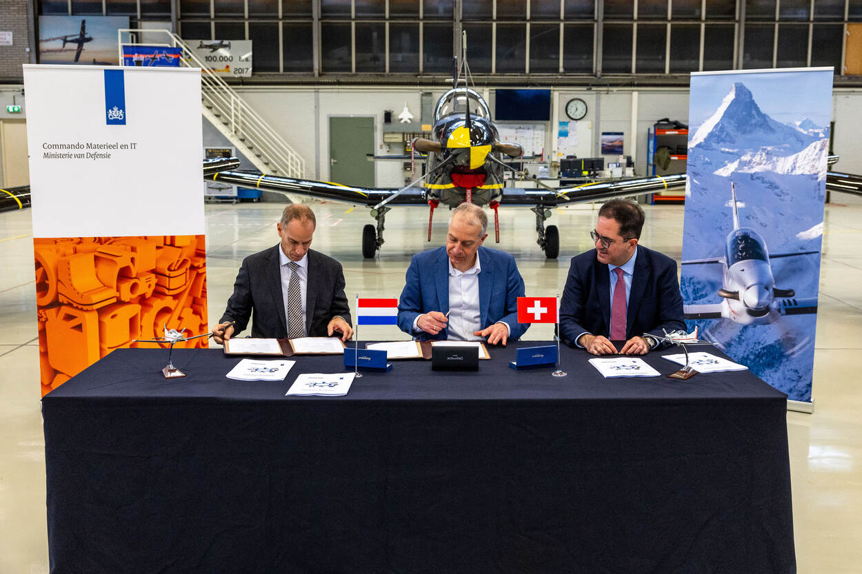 Links Bucher, CEO van Pilatus, in het midden directeur Inkoop van COMMIT Burger. Twee van de drie personen die hun handtekening zetten.