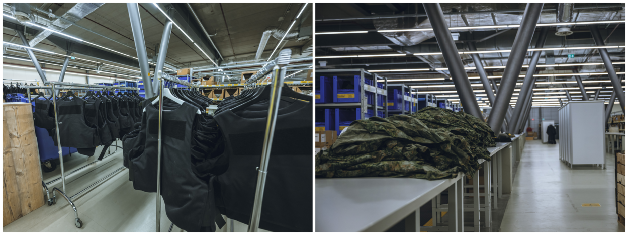 Kleding ligt te wachten in een nog lege hal.