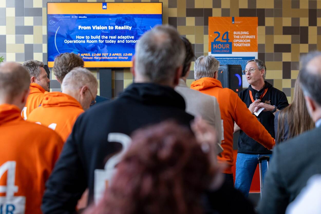 De deelnemers waren voor de gelegenheid gehuld in een oranje hoodie.