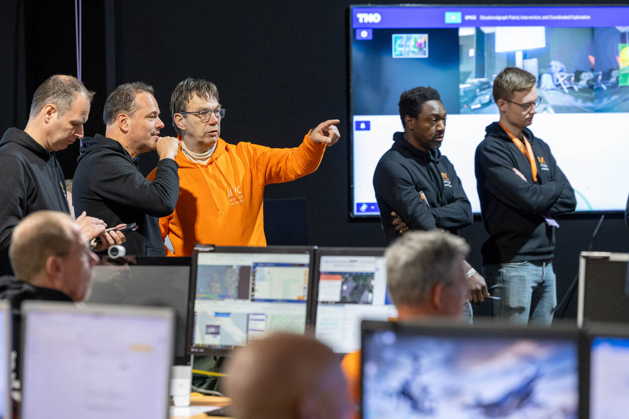 Organisator en teamleider Marc Kiel (tweede van links): ‘velen hebben echt non-stop doorgewerkt’.