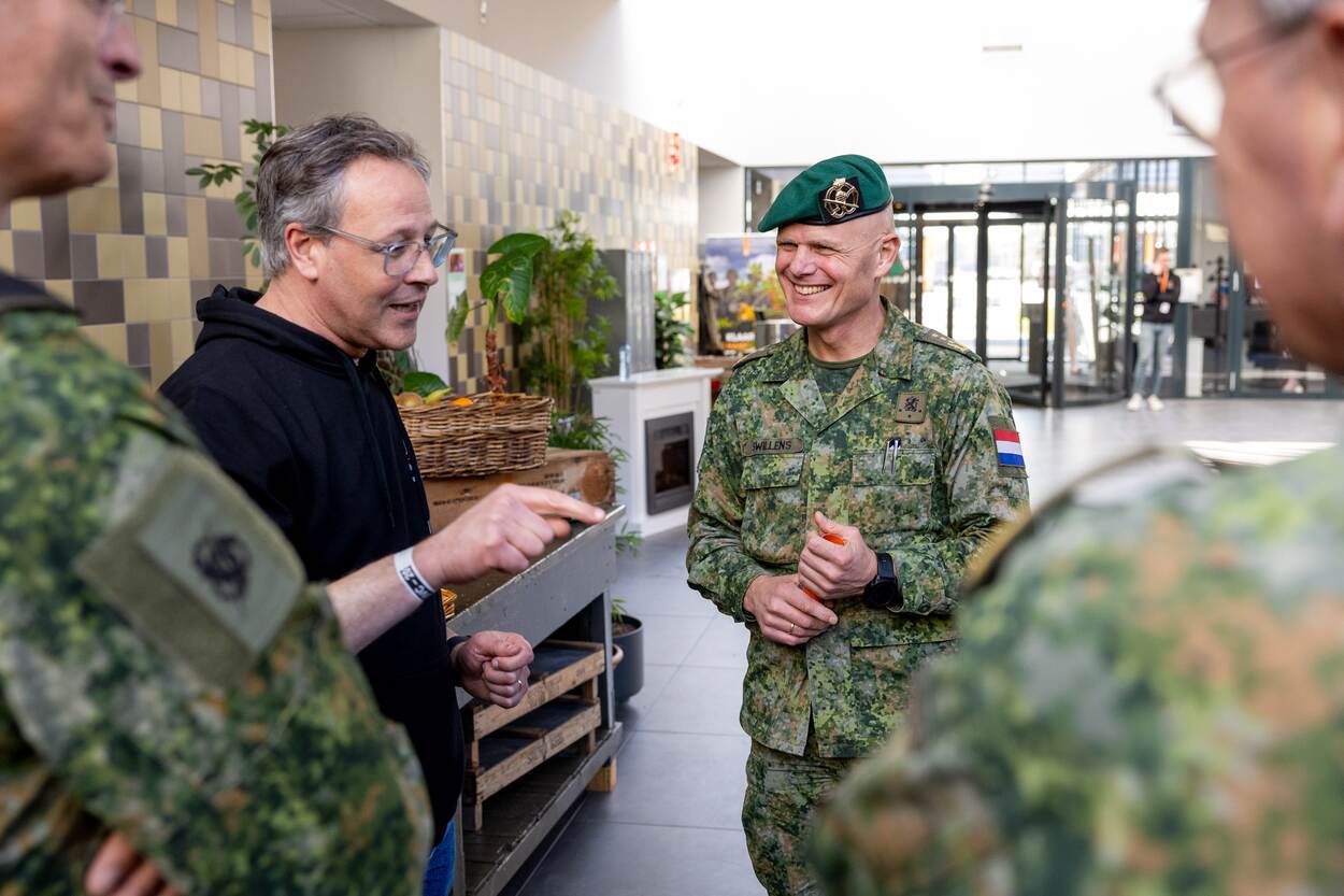 JIVC-directeur Michiel Borgers geeft een rondleiding aan onder anderen landmacht-commandant luitenant-generaal Jan Swillens.
