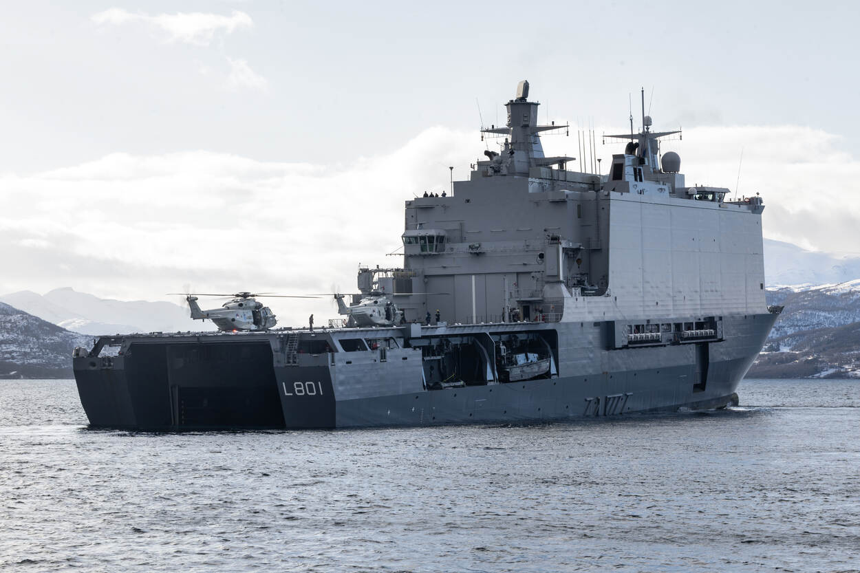 Smal looppad tussen motoren in machinekamer van marineschip.