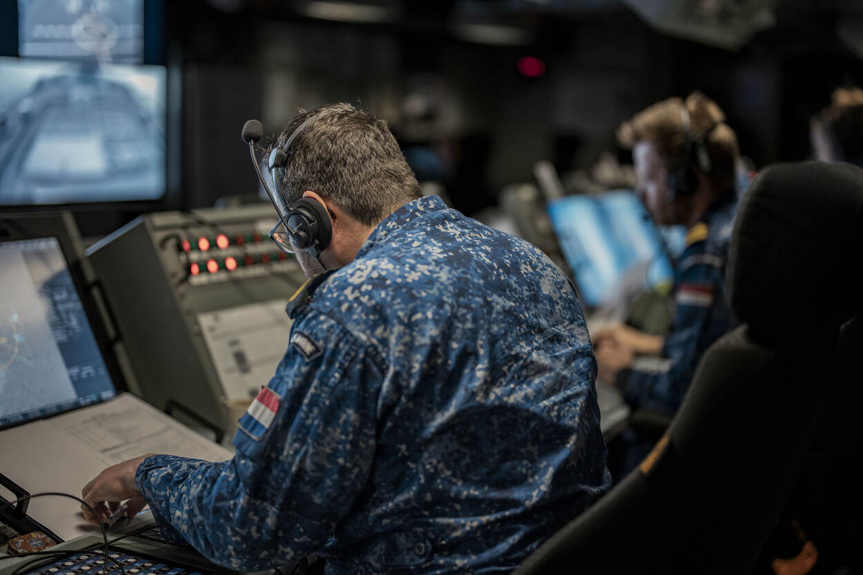 De apparatuur moet geïntegreerd worden met het commandosysteem van het schip.
