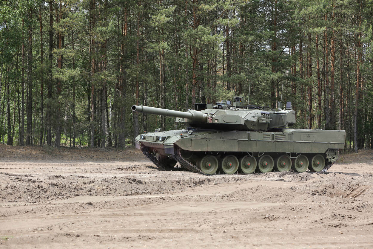 De ultramoderne Leopard 2A8-gevechtstank rijdt door het zand.