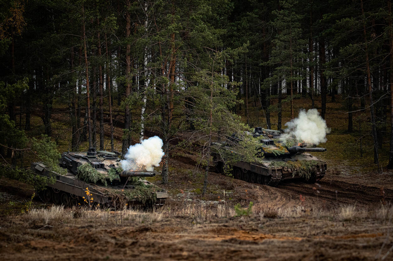 Twee gevechtstanks rijden door het bos.