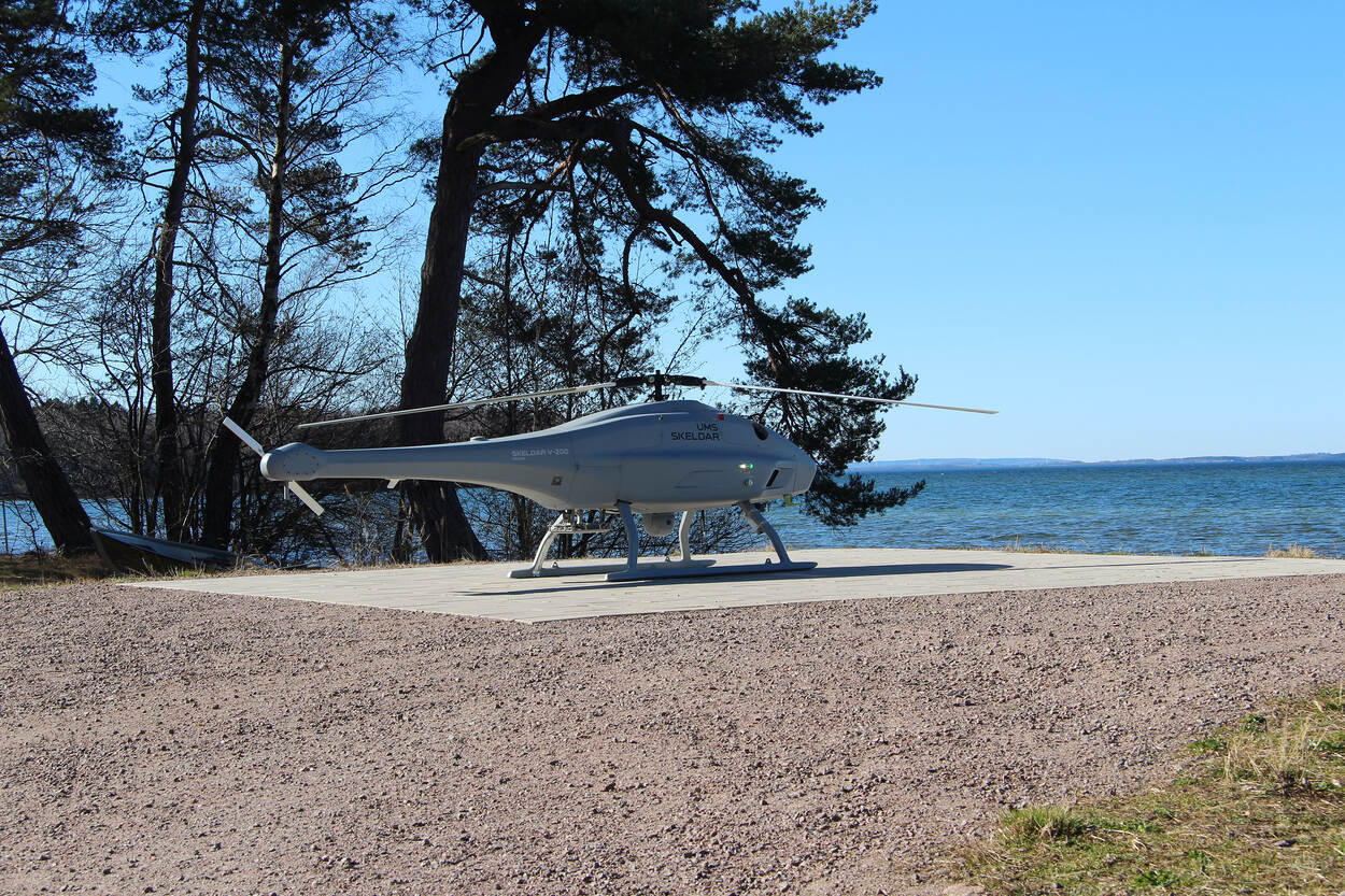 De Skeldar staat bij een meer in Zweden.