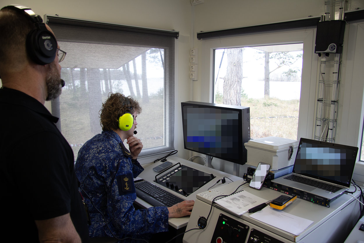 Operators besturen de helikopterdrone en de sensoren (payload) vanuit het Remote Pilot Station.