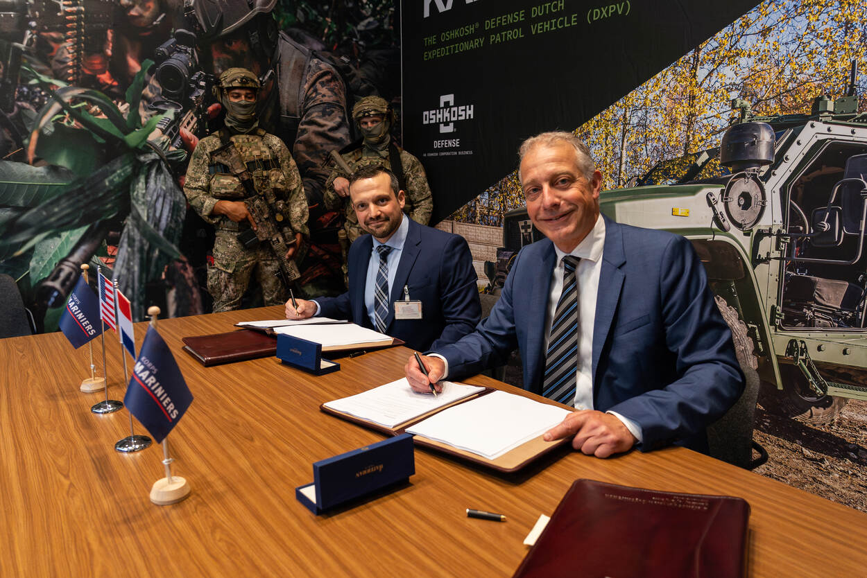 Senior manager International and Science & Technology Contracts Jake Nerenhausen van Oshkosh en Directeur Inkoop Rutger Burger van COMMIT tekenden onlangs voor 150 exemplaren van de zogeheten Oshkosh DXPV, die vanaf 2028 instromen.