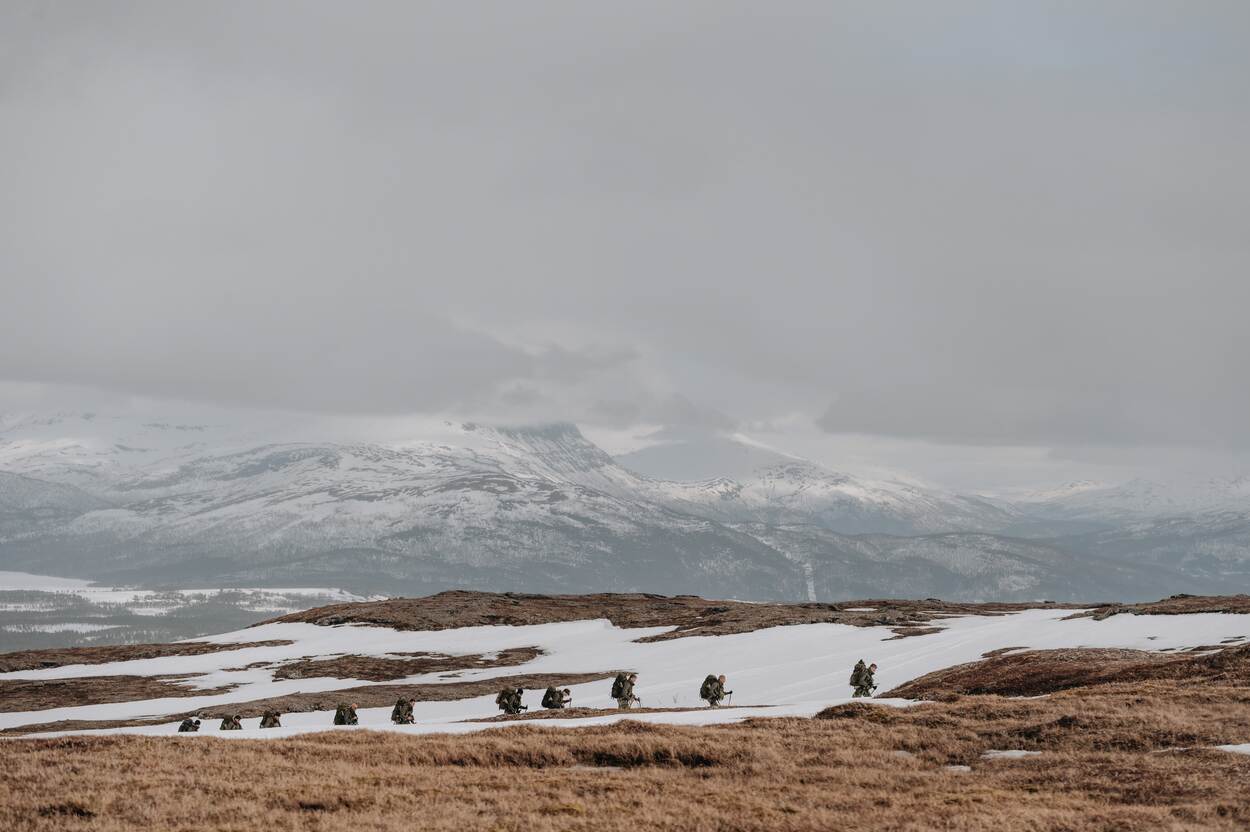 Mariniers trekken in het hoge noorden van Noorwegen door bergen, bossen en rivieren tijdens de&nbsp;Mountain Movement Survival Course.