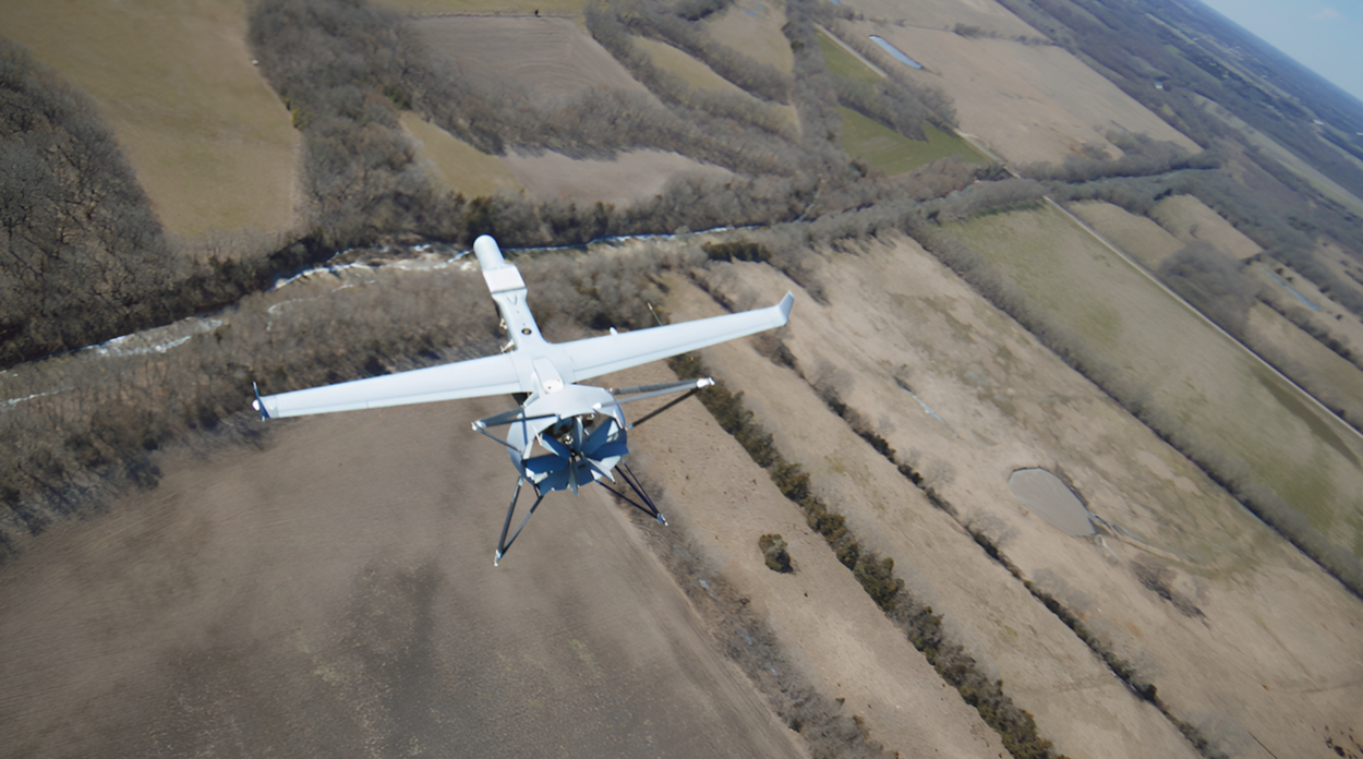 De V-BAT stijgt en landt verticaal, waardoor geen landingsbaan nodig is.