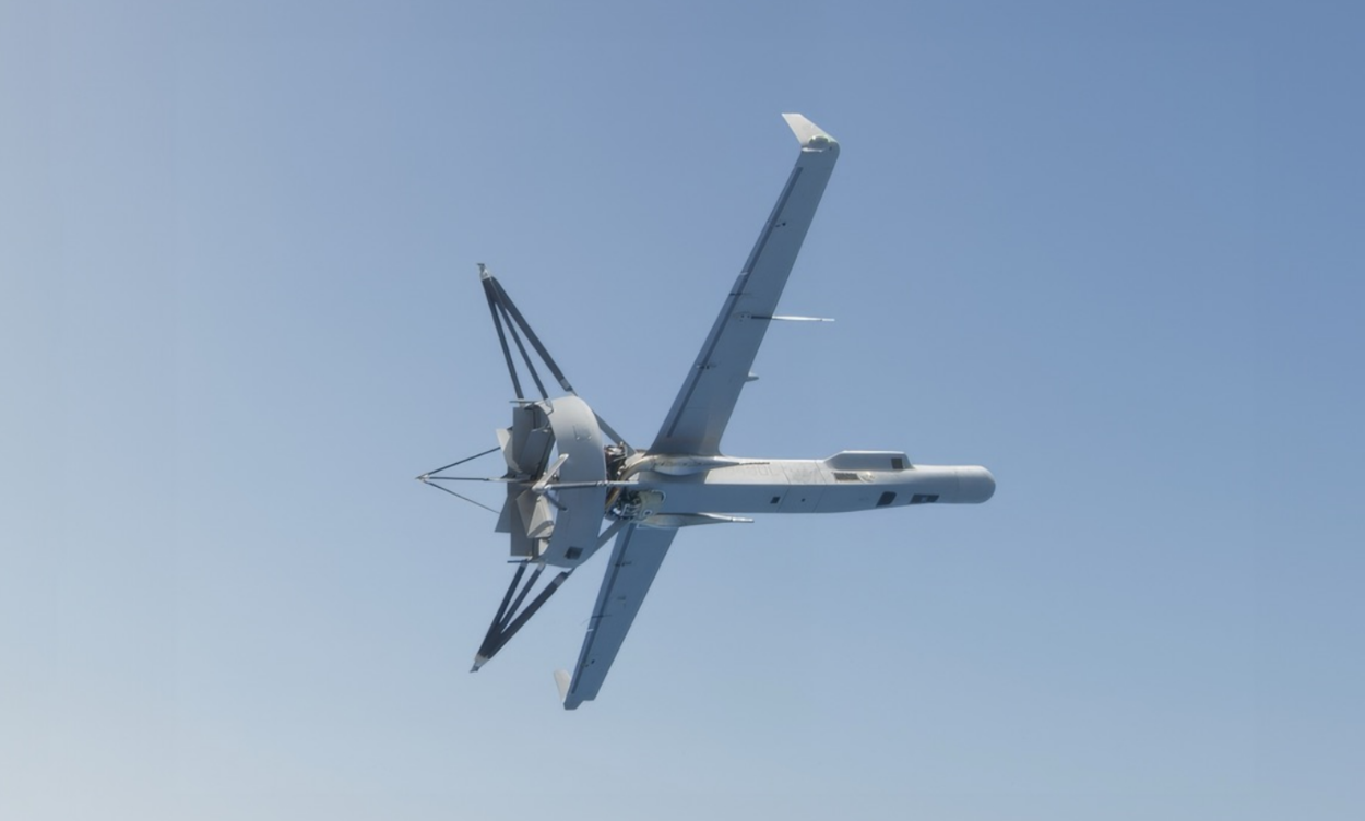 De grijze V-BAT vliegend door de lucht.