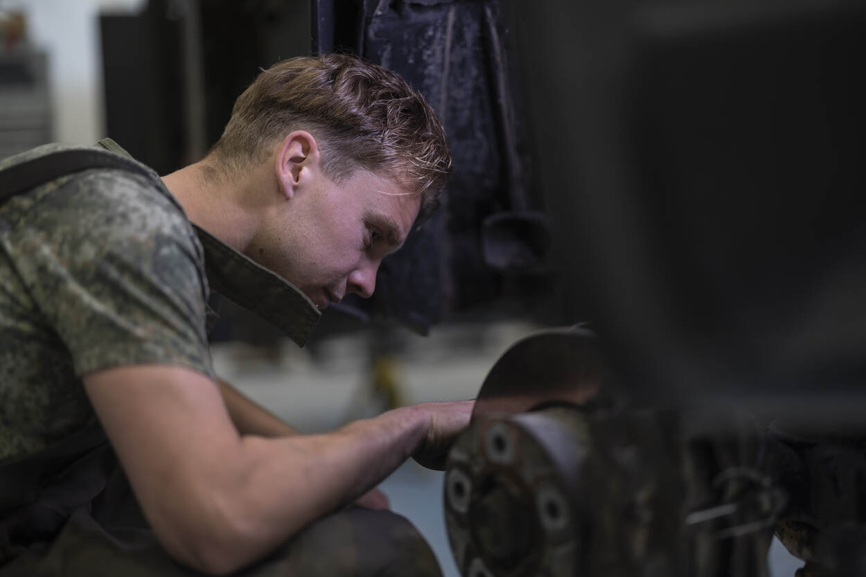 In het contract is opgenomen dat de leverancier de defensiemonteurs opleidt om zelfstandig onderhoud uit te voeren.