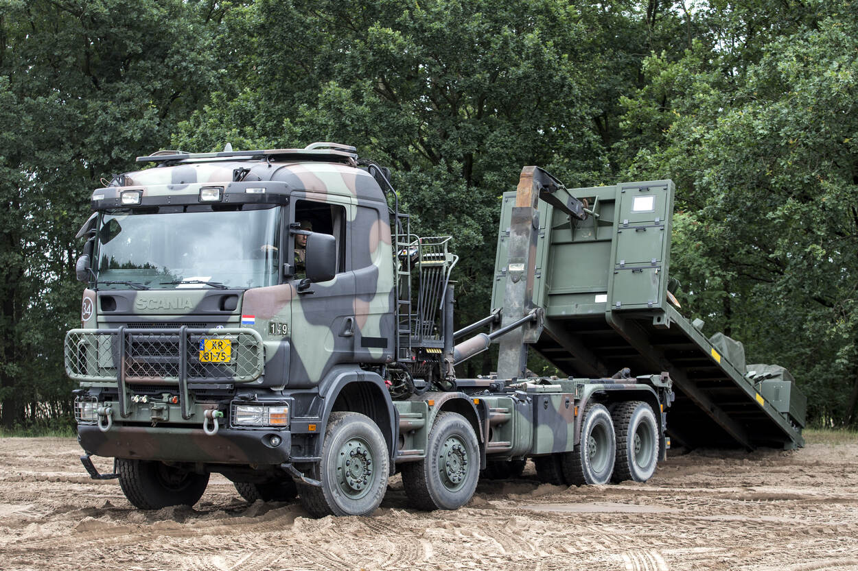Een Scania wissellaadsysteem met een flatrack. Een&nbsp;flatrack&nbsp;is een open laadplatform dat desgewenst van laadborden en een huif kan worden voorzien. Het is bedoeld voor deellevering van zware-, afwijkende ladingen en pallets.