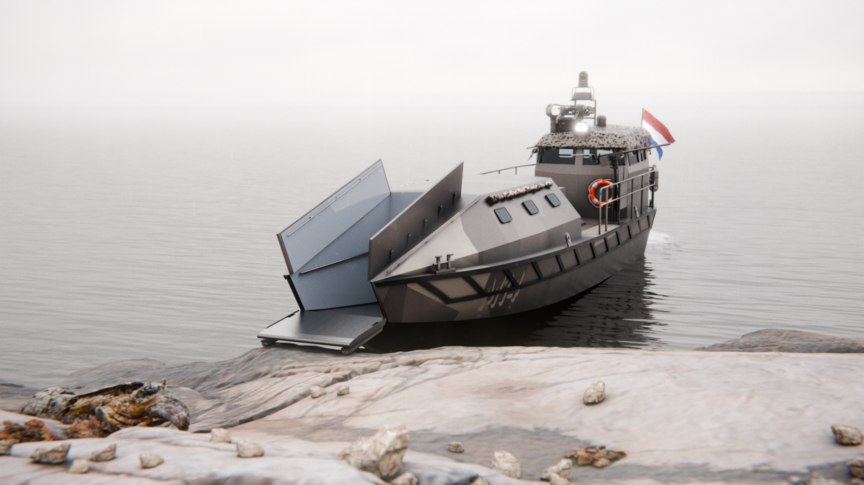 Een donkergrijze LAC vaart vlak langs een rotsachtige oever. De boot heeft een klein stuurhutje, relingen, een landingsklep aan de voorkant en verschillende uitrustingsstukken op het dek.