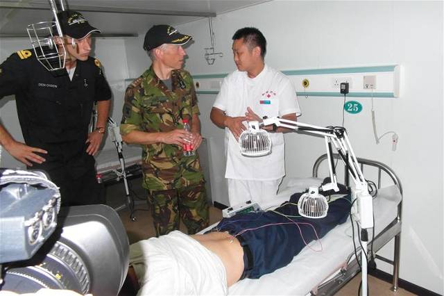 Mannen bij ziekenhuisbed met patiënt.