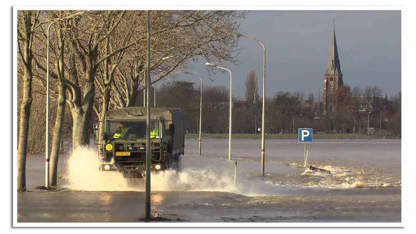 Een viertonner baant zich een weg door de wassende water in de omgeving van Venlo.