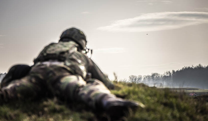 Soldaat focust op drone in de lucht