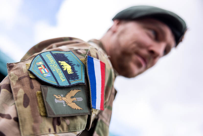 Patch van Grand Quadriga-oefening op het tenue van een militair