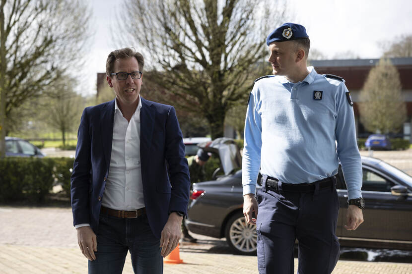 Staatssecretaris van Defensie Christophe van der Maat en adjudant Jerry van Dam.