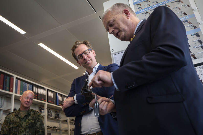 Staatsecretaris Christophe van der Maat wordt bijgepraat over RFID.