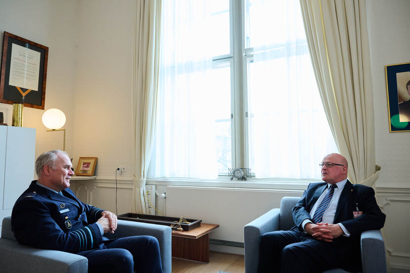 De CDS kijkt lachend naar Ploeg, die op de stoel naast hem zit.