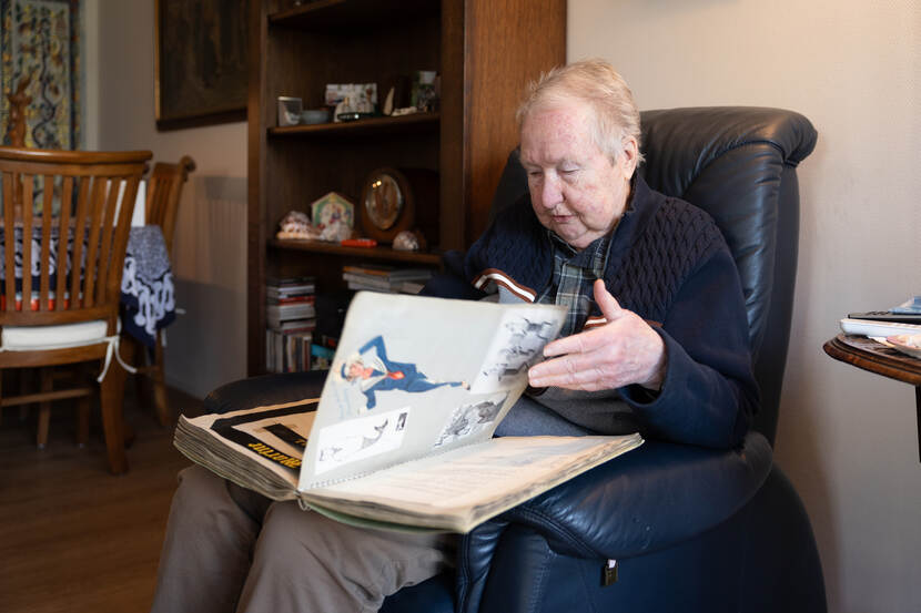 Militairen van de Marine Vrouwen Afdeling tijdens een mars.