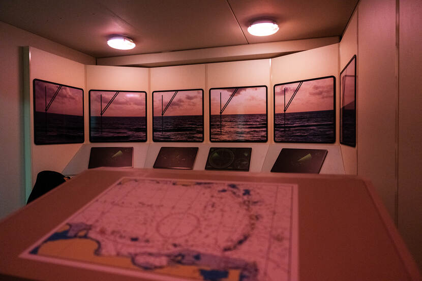 Een nagebouwde brug van een schip, inclusief gedimd rood licht.