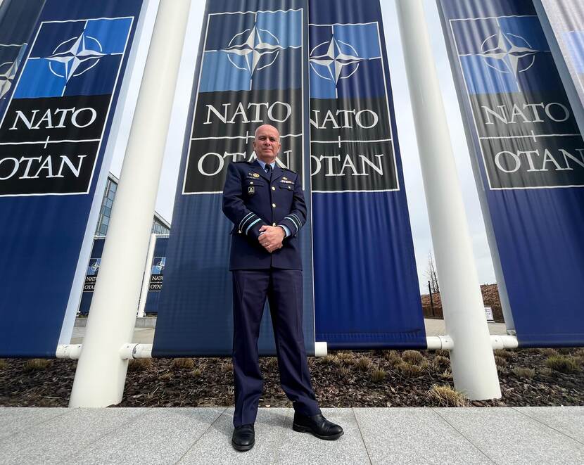 Luitenant-generaal Dick van Ingen poseert voor het NAVO-hoofdkwartier in Brussel.