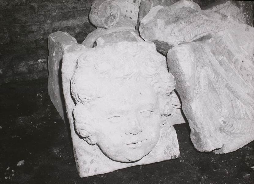 Detailfoto van een ornament van een gezicht.