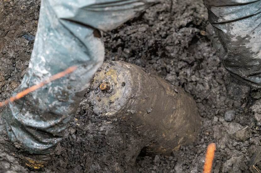 De achterkant van de 250-ponder met z’n kop in de grond en achteruit steekt een klein stukje van de ronde ontsteker.