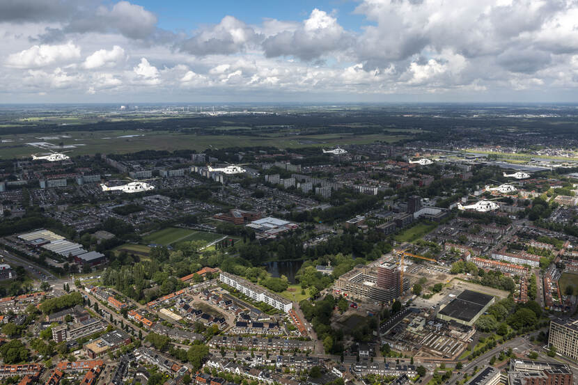 Acht NH90’s boven de bebouwde kom