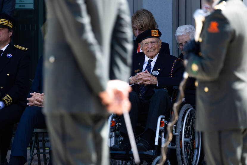 Veteraan Max Wolff zit in een rolstoel tussen de genodigden.