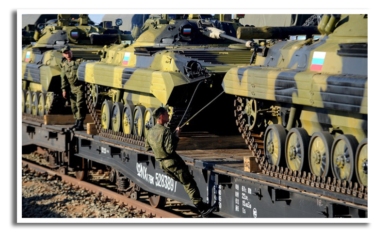 Russische tanks staan op een treinwagon, gereed voor transport naar een SCO-oefening.