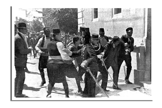 Militairen en omstanders ontwapenen moordenaar Gavrilo Princip net na de fatale schoten.